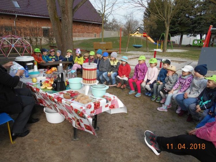 „Apfelpresse on Tour“ bei Kindergärten sehr beliebt