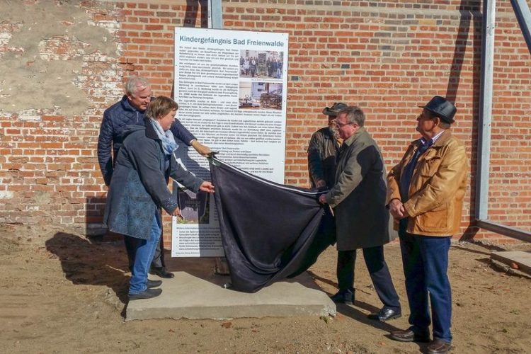 Infotafel zum DDR-Kindergefängnis Bad Freienwalde in Cottbus aufgestellt