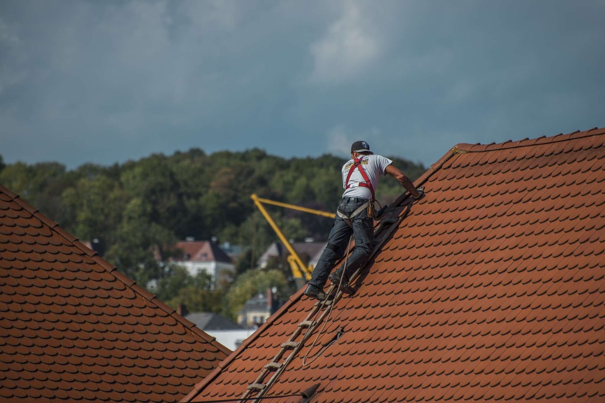 Dachpappe undicht » So reparieren Sie die Dachpappe im Handumdrehen