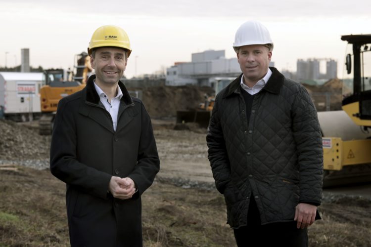 Dr. Robert Preusche und Thomas Kühnert auf der Baustelle des künftigen Solarparks in Schwarzheide. Beide sind Geschäftsführer der BASF enviaM Solarpark GmbH.