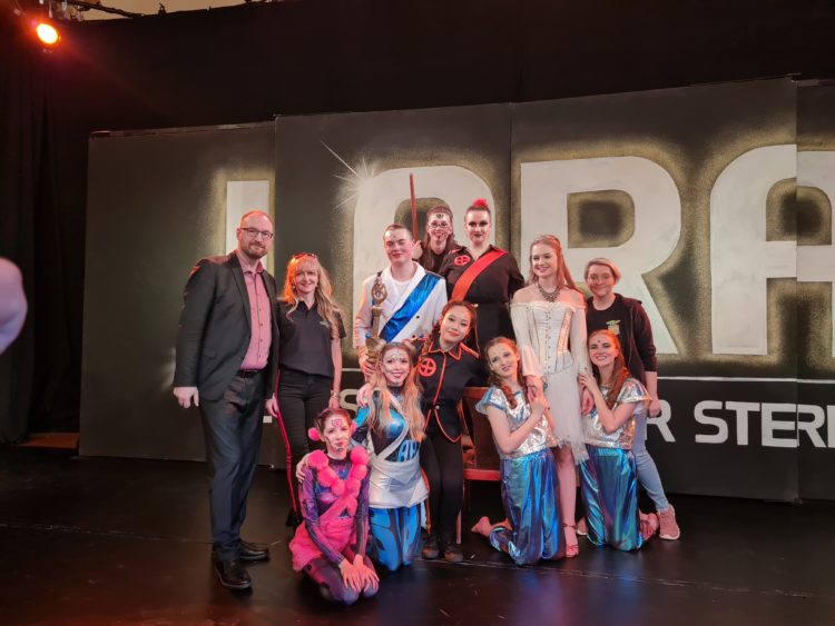 Die Hauptdarsteller und Pädagogen (Torsten Karow, Verena Otto und Anika Kuschka) vom Cottbuser Kindermusical aus dem neuen Musical "LARA und das Weinen der Sterne".