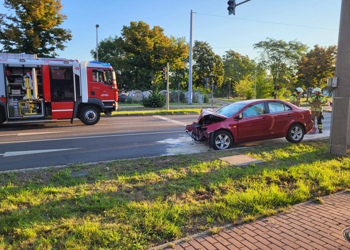 Cottbus: Hoher Sachschaden Nach Unfall Zwischen Auto Und Straßenbahn ...