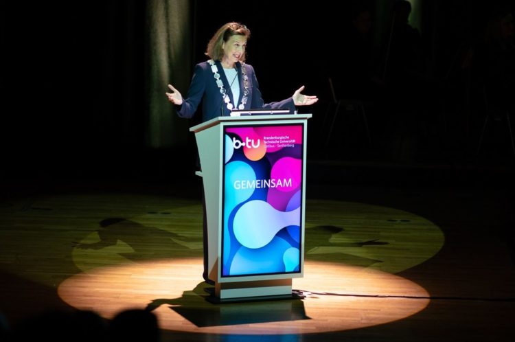 BTU-Präsidentin Prof. Gesine Grande begrüßt die fast 1500 Gäste der Feierlichen Immatrikulation in der Cottbuser Stadthalle. In ihrer Rede betont sie das BTU-Motto GEMEINSAM in Zusammenhang mit Forschungsprojekten, Kooperationen mit den Städten, Unternehmen und dem Ministerium und - insbesondere an die Erstsemester gerichtet - in Studium und Campusleben. (Foto: BTU, Kenneth Marter)