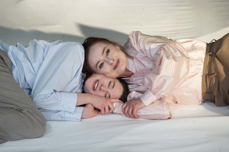 Staatstheater Cottbus
FRAU PAULA TROUSSEAU
Ein Lebensportrait nach dem gleichnamigen Roman von Christoph Hein.
In einer Bühnenfassung von Ulrike Müller
Szenenfoto mit (v.l.n.r.): Lisa Schützenberger und Sigrun Fischer 
Foto: Marlies Kross