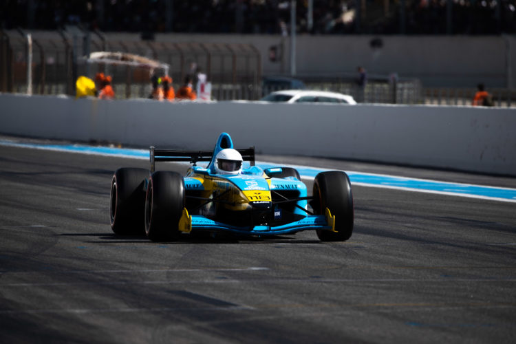 Clausnitzer im Formel Renault V6 auf der Zielgeraden während des ersten Rennens. / Bild: WF Racing