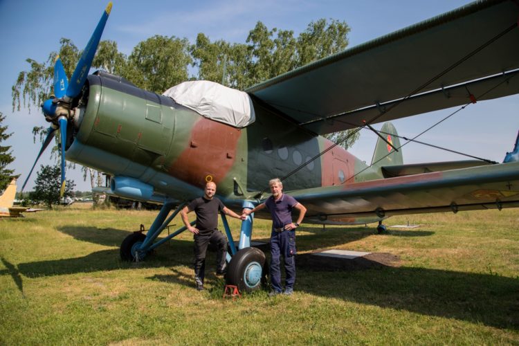 René Dill und Christian Schubert vor der restaurierten An-2