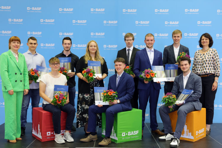 Für neun Auszubildende der BASF Schwarzheide GmbH hat am 30. Juni ein neuer Lebensabschnitt begonnen. Im Bild: Julie De Keyser, Bereichsleiterin Standortservices und Infrastruktur (l.), Jana Wacker, Personalleiterin (r.)