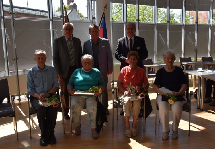 die ausgezeichneten Seniorinnen und Senioren mit Dr. Gert-Dieter Andreas, Kreistagsvorsitzender Dr. Torsten Schüler und Landrat Harald Altekrüger/Landkreis Spree-Neiße