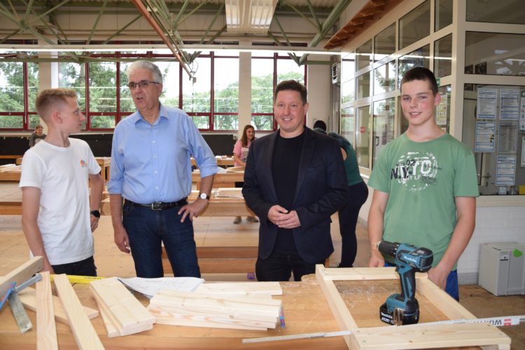 (SPD-Bundestagsabgeordneter Hannes Walter (2.v.r.) und Knut Deutscher, Hauptgeschäftsführer der HWK Cottbus, begrüßten die Sommercamp-Teilnehmer Collin Lehmann (l.) und Louis Kühne (r.). - Foto: HWK Cottbus/Veronika Martin