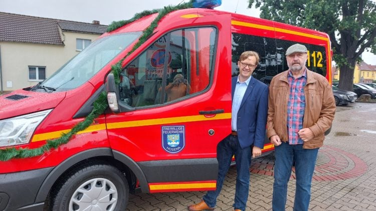 Bereit für eine Ehrenrunde vor der  Fahrzeugübergabe des neuen Mannschaftstransportwagens (MTW): Bürgermeister Andreas Pfeiffer (l.) und Ortsvorsteher  Hagen Schuster. (Bild: Andrea Budich)