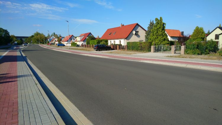 Auf den neu entstandenen Pflanzflächen zwischen den Zufahrten entlang der Rostocker Straße werden im Herbst elf Bäume gepflanzt. Die Erdarbeiten dafür sind bereits im Gange. (Bild: Stadt Senftenberg)