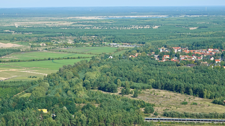 Auf einer Fläche von 23 Hektar entsteht in unmittelbarer Nähe des Findlingsparks Nochten der Solarpark Boxberg. Foto: LEAG