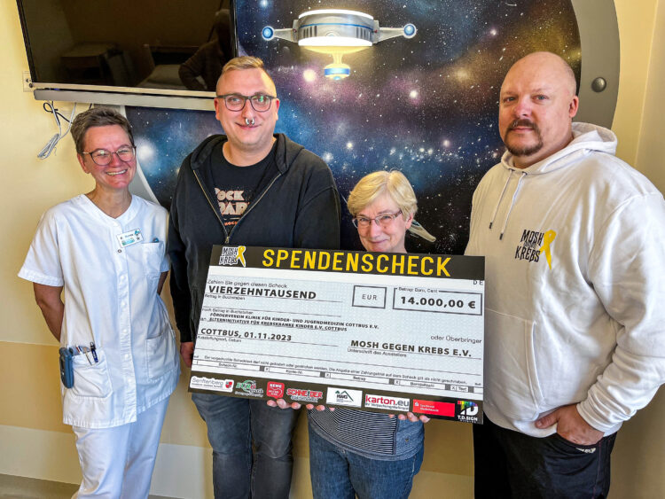 Foto (v.l.): Maren Lange (Teamleitung K1), Martin Schmidt (Mosh gegen Krebs), Dr. Elisabeth
Holfeld (Förderverein) & Christian Schroschk (Mosh gegen Krebs)