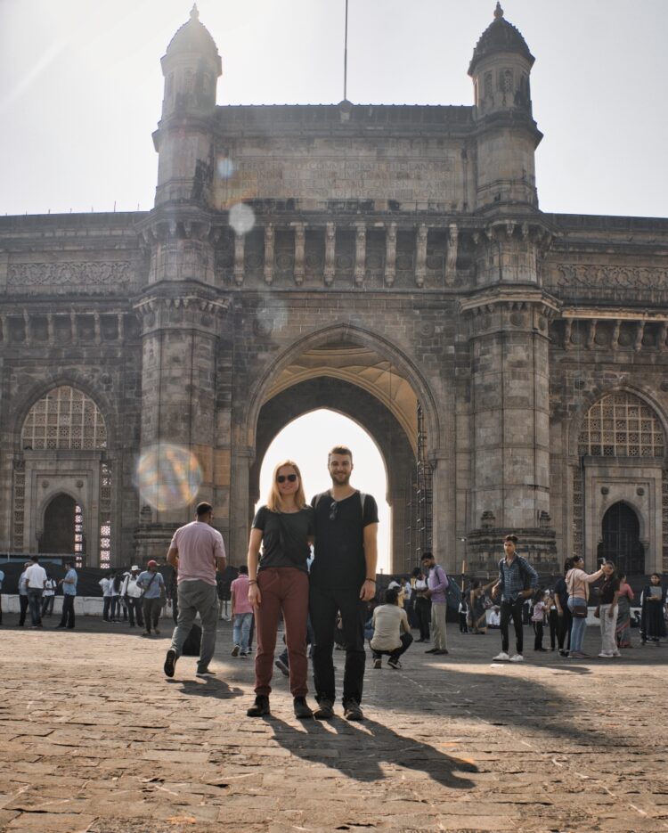 Anni & Justin vor dem Gateaway of India in Mumbai
