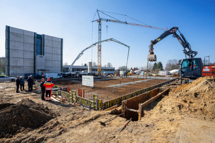 Der Baufortschritt der neuen Cottbuser Rettungswache auf dem Areal gegenüber der Medizinischen Schule des CTK ist deutlich sichtbar. Am 8. März wurde nun mit dem Gießen der Betonplatte Grundsteinlegung gefeiert. (Bild: Martin Ender / CTK)