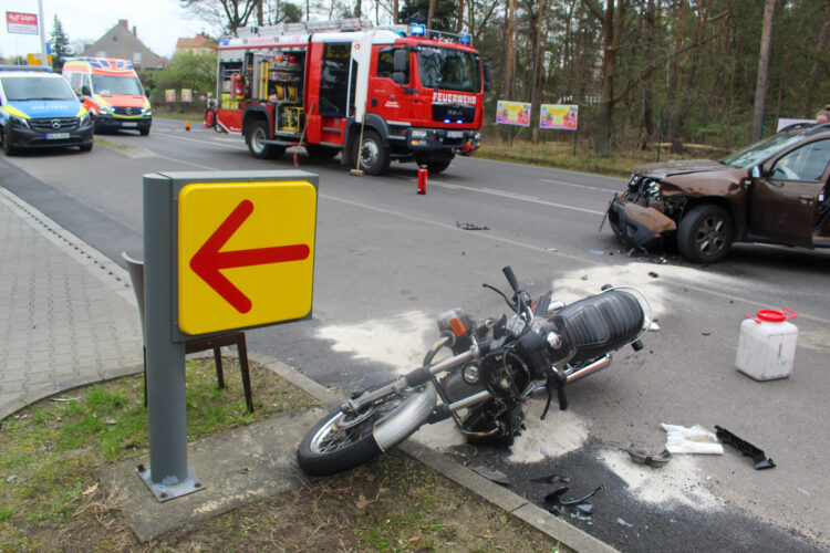 Verkehrsunfall in Cottbus-Madlow; Foto: Blaulichtreport LausitzVerkehrsunfall in Cottbus-Madlow; Foto: Blaulichtreport Lausitz