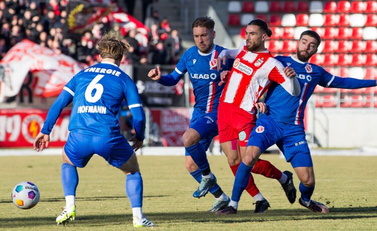 Romario Hajrulla hier noch für Erfurt im Duell mit seinen neuen Teamkollegen (Bild: Christiane Weiland)