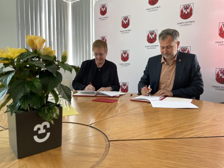 Staatssekretärin Dr. Ulrike Gutheil und OB Tobias Schick. (Foto: Stadt Cottbus)