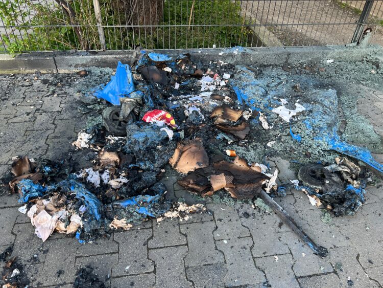 Was nach einem Mülltonnenbrand in Cottbus-Ströbitz übrig blieb