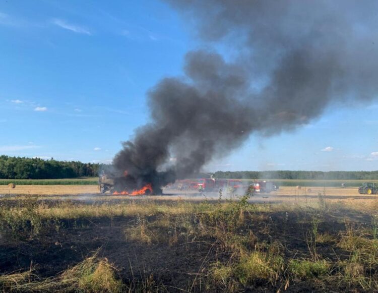 Ein Mähdrescher brannte bei Großkoschen; Blaulichtreport Lausitz