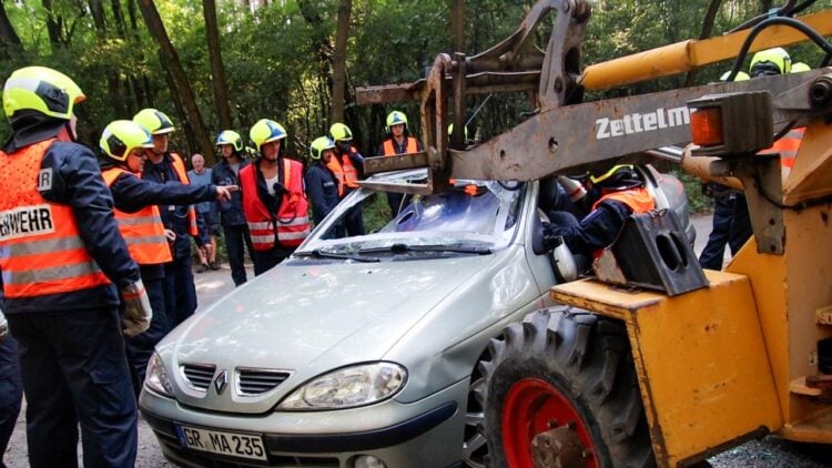 Unfall zwischen Radlader und PKW bei Graustein, Übung der Feuerwehr; Blaulichtreport Lausitz