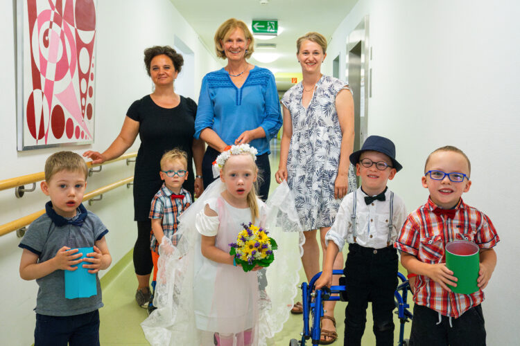 Höhepunkt der Therapiewoche am SPZ war die Hochzeit von Mama Emilia und Papa Emil. Im Hintergrund Judit Baranyi sowie die Physiotherapeutinnen Kathrin Hornung und Irina Kabelitz (v. l.). (Bild: Martin Ender / MUL - CT)