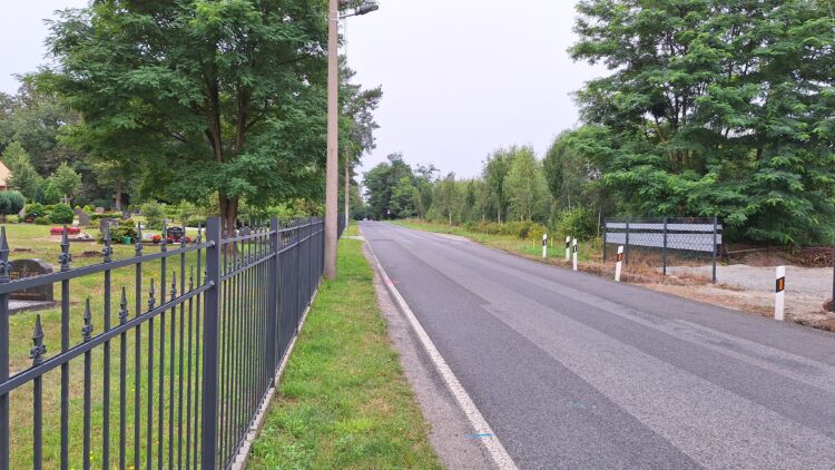 Neuer Asphalt für die Friedensstraße in Hosena. Baustart auf der Landesstraße ist am 18. Juli. Der Straßenabschnitt ist dafür bis Ende August vollgesperrt. Der Friedhof (links im Bild) kann während dieser Zeit nur zu Fuß erreicht werden. (Bild: Andrea Budich)