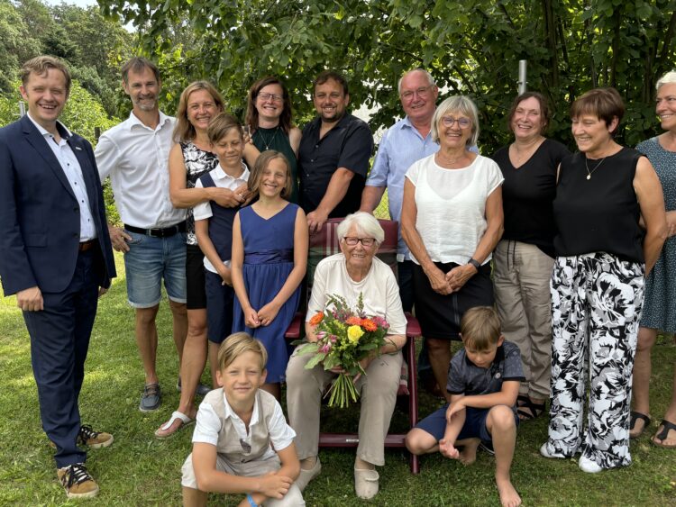 Zum 100. Geburtstag von Jutta Baer aus Hosena (Mitte) steht die ganze Familie stramm. Zur Gratulantenschar gehörten auch Ortsvorsteherin  Katrin Konczak (r.) und Bürgermeister Andreas Pfeiffer (l.). (Bild: Andrea Budich)