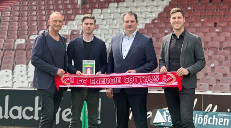 v.l.n.r. Holger Siebert (Vorstand GWG Lübbenau), Sebastian Berge (Geschäftsführer FC Energie), Andreas Kretzschmar (Vorstand eG Wohnen & VWR-Vorsitz FC Energie) und Paul Schlorf (Verbund der WBG Brandenburg) (Bild: FC Energie Cottbus)