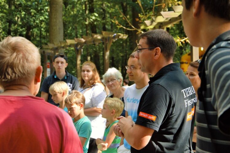 Tierparkleiter Torsten Heitmann gestaltet die Führungen durch den Tierpark wissenswert und kurzweilig. (©Stadt Finsterwalde/Hromada)