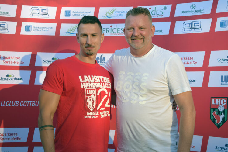 Neuzugang Vašek Klimt & LHC-Präsident Kai-Uwe Weilmünster (Bild: LHC Cottbus)