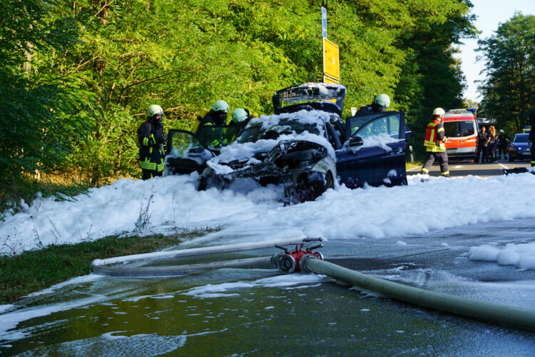 PKW Brand auf der L49; Foto: Blaulichtreport Lausitz