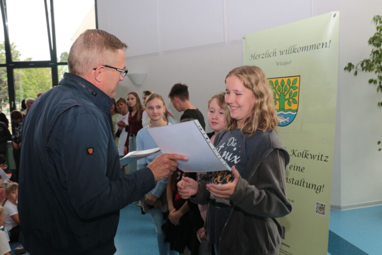 Bürgermeister Karsten Schreiber mit der Rekordleserin Emma Jakob (Bild: Gemeinde Kolkwitz/Mathias Klinkmüller)