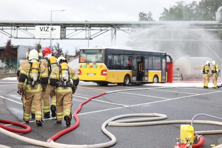 Am 28. September 2024 probten die Freiwillige Feuerwehr der Stadt Schwarzheide, Einsatzkräfte des Rettungsdienstes und der Katastrophenschutzeinheiten des Landkreises Oberspreewald-Lausitz sowie die Werkfeuerwehr der BASF Schwarzheide GmbH den Ernstfall. Mehr als 100 Einsatzkräfte waren bei einer Großschadensübung im Einsatz. (Bild: BASF /OSL)