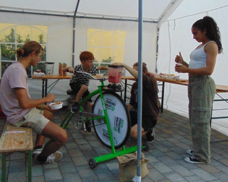 Wer in die Pedale tritt, bekommt ein leckeres Getränk. Dafür sorgt das Smoothiebike der Verkehrswacht Cottbus e.V. beim Hoffest im Rahmen der Interkulturellen Woche in Spremberg. Foto: Daniela Kühn/FreiwilligenAgentur Spremberg