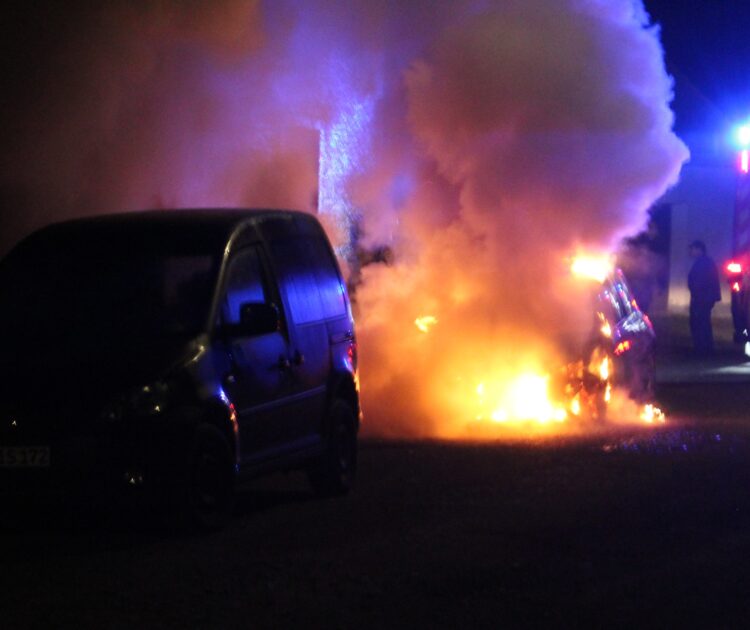 Brennender PKW in Cottbus-Sachsendorf; Foto: Blaulichtreport Lausitz