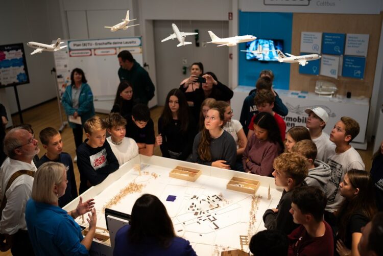 Cottbuser Schülerinnen und Schüler waren heute die ersten, die die neue Ausstellung in der Newton Flight Academy Brandenburg begutachten und ausprobieren durften. Beim Lausitz Science Park können sie selbst als Stadtplaner*innen tätig werden. Foto: BTU/Kenneth Marter