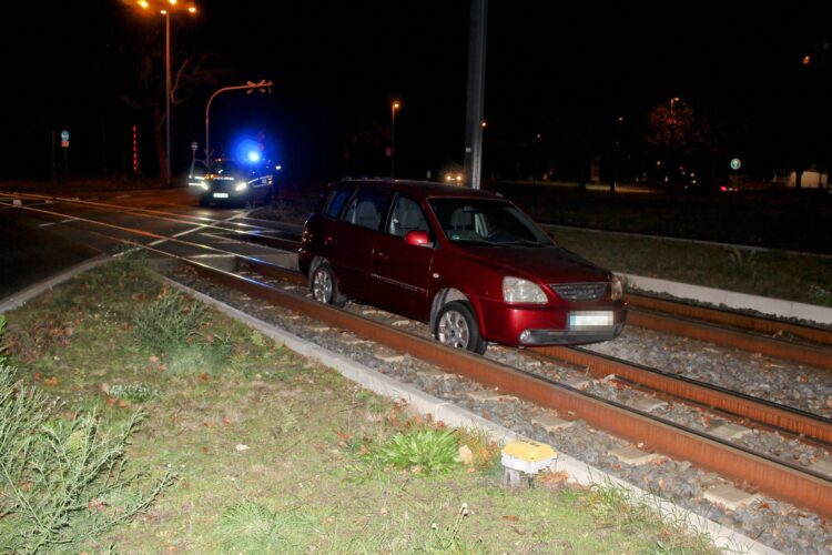 Cottbus: Mit dem Auto ins Gleisbett gefahren; Foto: Blaulichtreport Lausitz