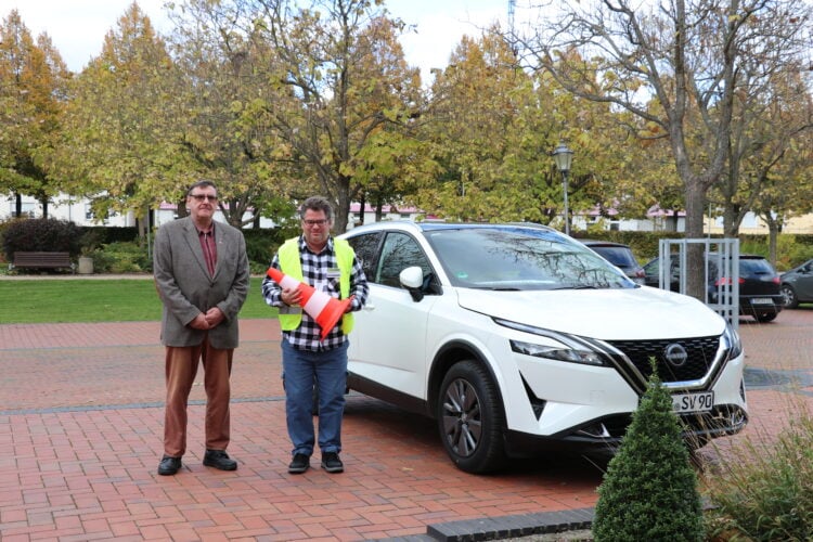 Uwe Schulz (l.) und Mathias Stahn von der Lebenshilfe Guben (r.) während des Schichtwechsels am 15. Oktober 2024 auf dem Gubener Rathausplatz. © Stadt Guben, Laura Lehmann