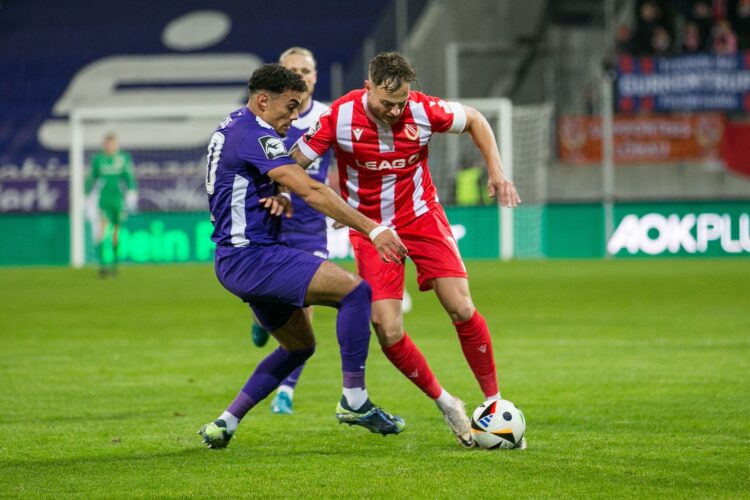 Aue, Deutschland 22. Oktober 2024:
3 . Liga - 2024/2025 - Erzgebirge Aue vs. FC Energie Cottbus  Im Bild: v. li. im Zweikampf Ali Loune (Erzgebirge Aue) und Timmy Thiele (Energie Cottbus)  ///   DFB  regulations prohibit any use of photographs as image sequences and/or quasi-video   ///