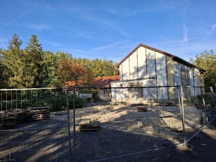 Baustart auf dem Waldfriedhof. Der Vorplatz zur Trauerhalle wird neu gestaltet. (Bild. Stadt Senftenberg)