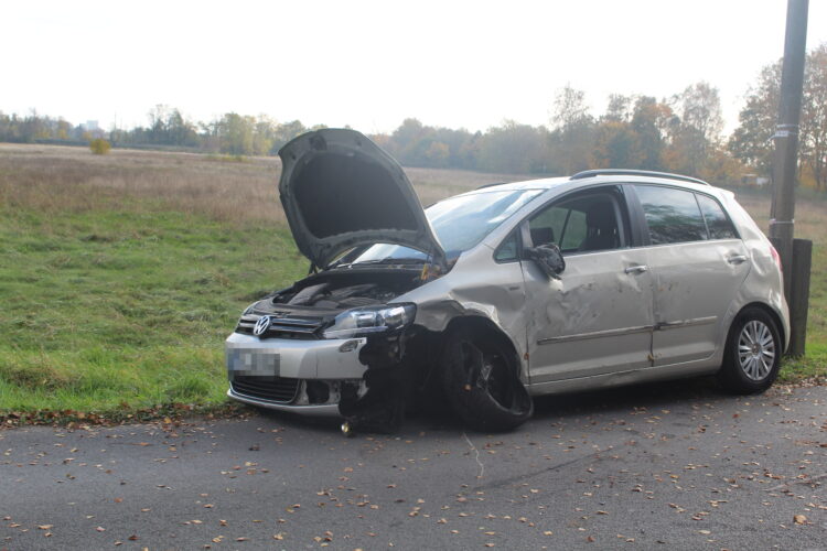 Unfall in Cottbus-Ströbitz, Auto prallt gegen Baum; Foto: Blaulichtreport Lausitz