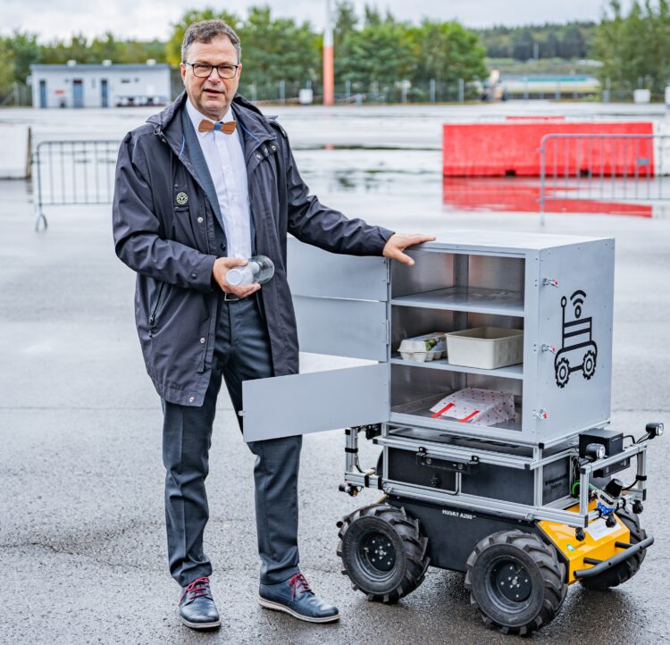 Prof. Dr.-Ing. Sylvio Simon stellt das Projekt Lieferroboter-3L vor. (Foto: Michael Weist, BTU)