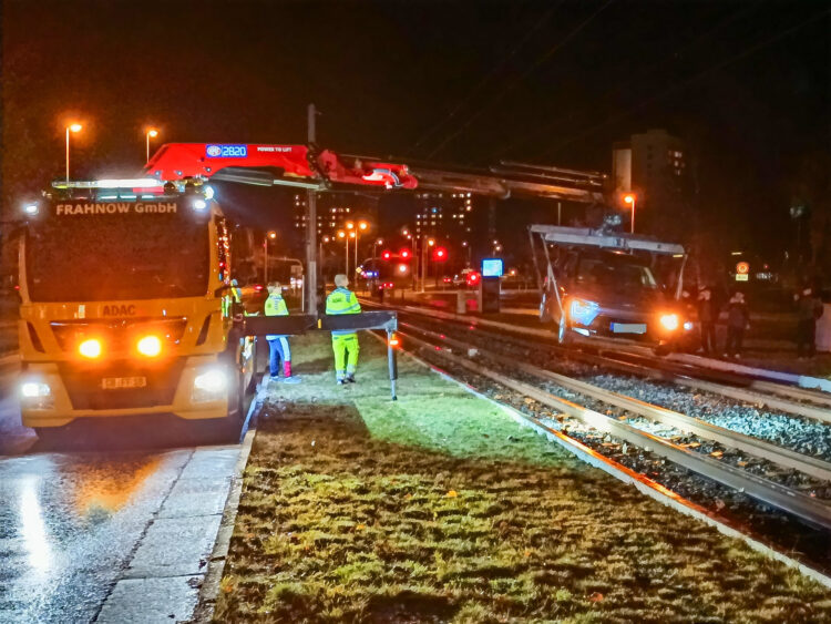 PKW verunfallt in Straßenbahngleisen in Cottbus: Foto: Blaulichtreport Lausitz