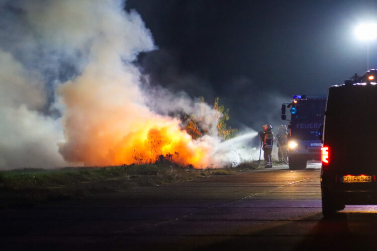 Strohballenbrand auf dem Flugplatz Cottbus; Foto: Blaulichtreport Lausitz