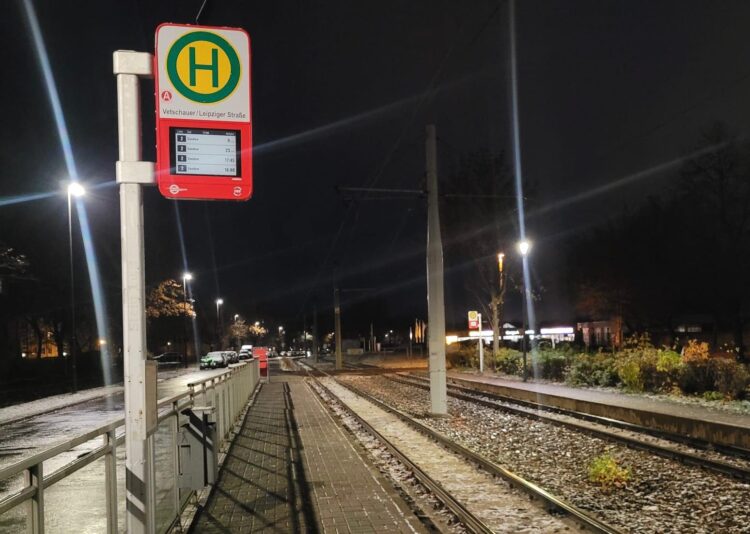 Die Haltestellen „Friedrich-List-Straße“, „Vetschauer Straße/Leipziger Straße“ und „Jessener Straße“ entfallen im Zuge der Bombenentschärfung