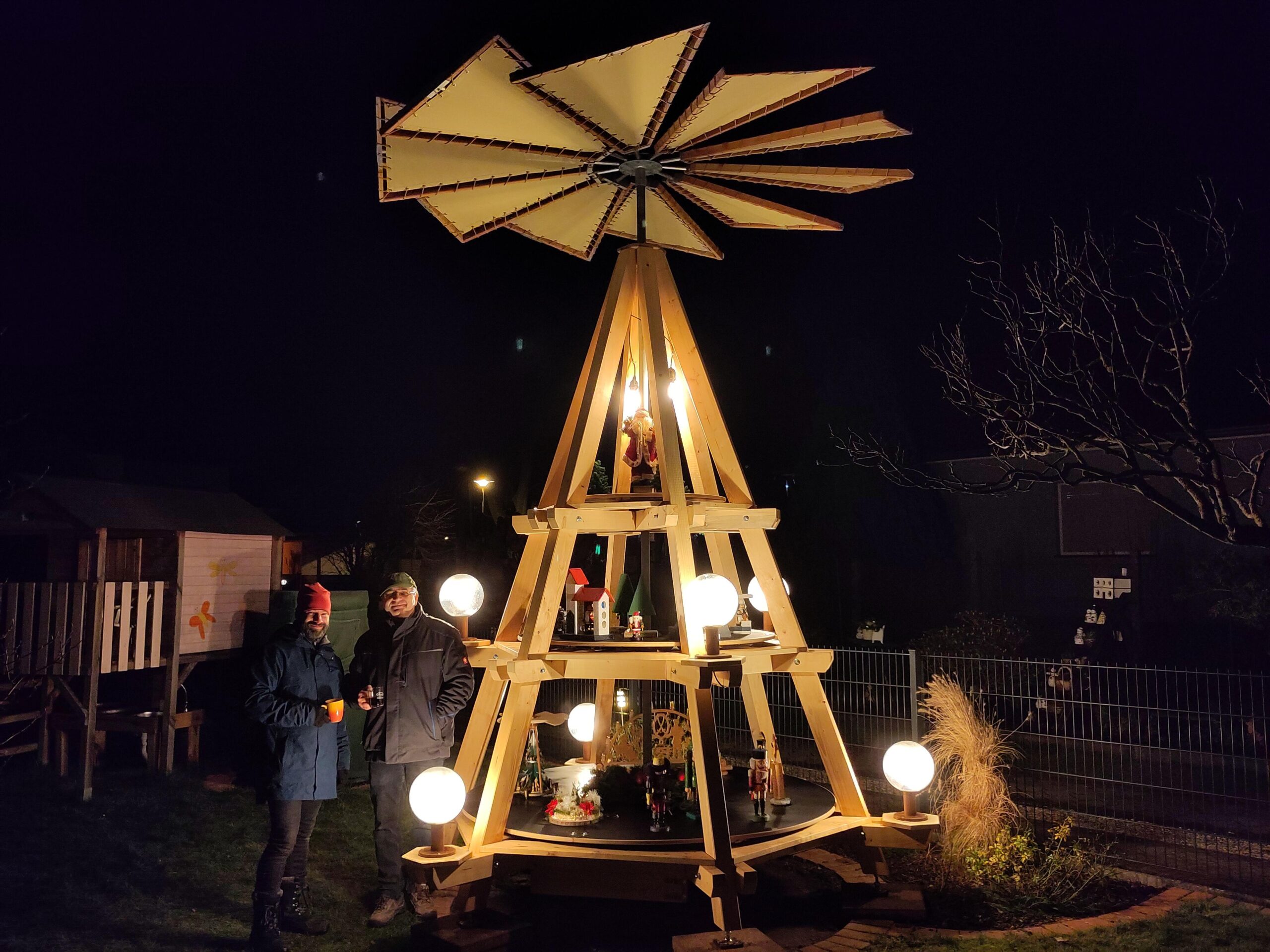 Patrick Schillow (li.) und Michael Scharf (re. neben ihrer Weihnachtspyramide in Cottbus