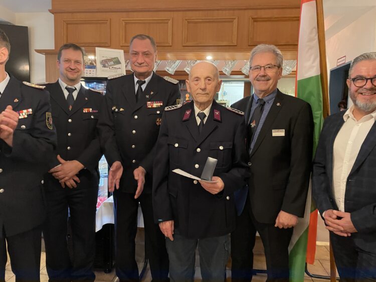 Der 91-jährige Alfred Köhler von der Ortswehr Terpe/Terpje ist seit 70 Jahren bei der Freiwilligen Feuerwehr. (Bild: Konstanze Schirmer / Stadtverwaltung Spremberg)