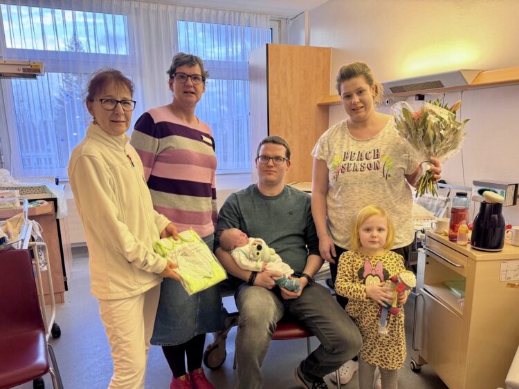 Vincent mit seiner Familie sowie Oberärztin Anne-Helga Henning (li.) und Pflegedirektorin Birgit Wolthusen (2.v.l.) (Bild: Lausitzer Seenland Klinikum)