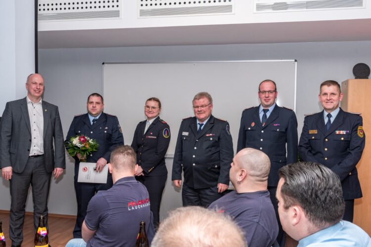 Foto: Stadt Lauchhammer, Matthias Püschl
U.a. erhielt Stefan Lemme, stellv. Stadtjugendfeuerwehrwart, (2.v.l.) das Ehrenzeichen der Landejugendfeuerwehr in Gold